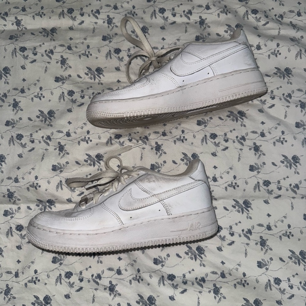 NIKE AIR FORCE 1s White Sneakers
